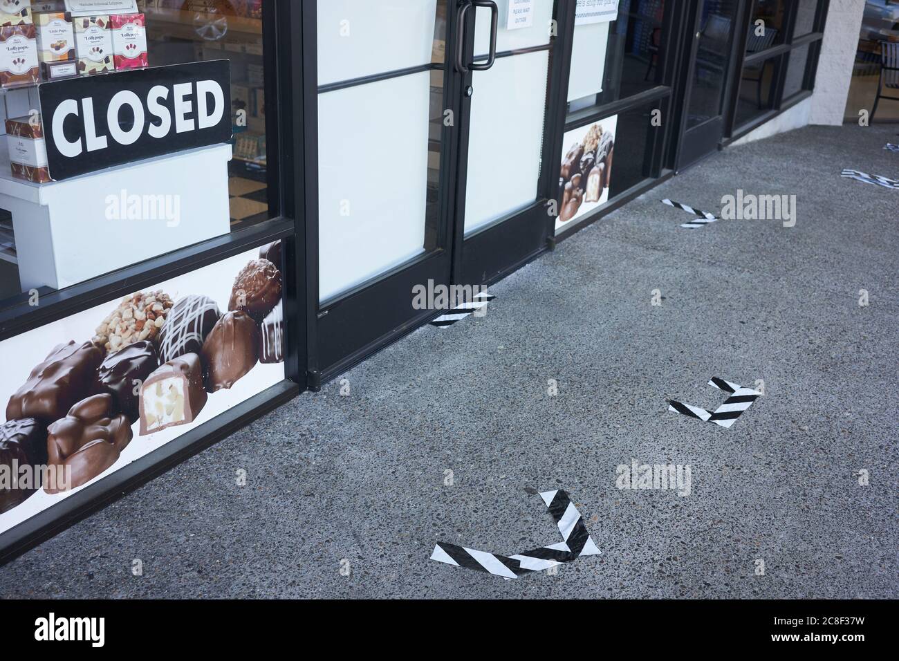 Un magasin de détail See's Candies fermé à Lake Oswego, Oregon, le jeudi 22 juillet 2020, avec des marqueurs sociaux stylisés à l'entrée. Banque D'Images