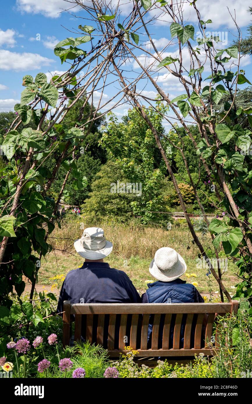 Un couple faisant une pause lors d'une visite à Wisley Gardens Surrey, Royaume-Uni Banque D'Images
