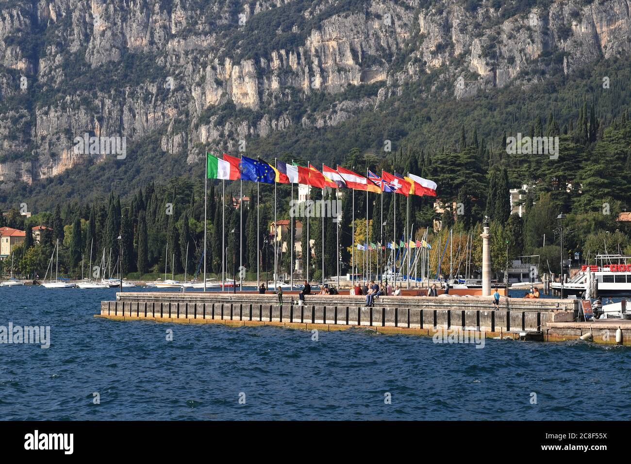 Vue sur le front de mer de Garda. Garda est une station balnéaire située en bordure du lac de Garde, dans le nord-est de l'Italie. Banque D'Images