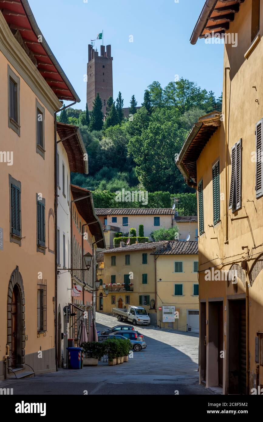 Un aperçu du centre historique de San Miniato, Pise, Italie, dominé par la tour de la Rocca di Federico I Banque D'Images