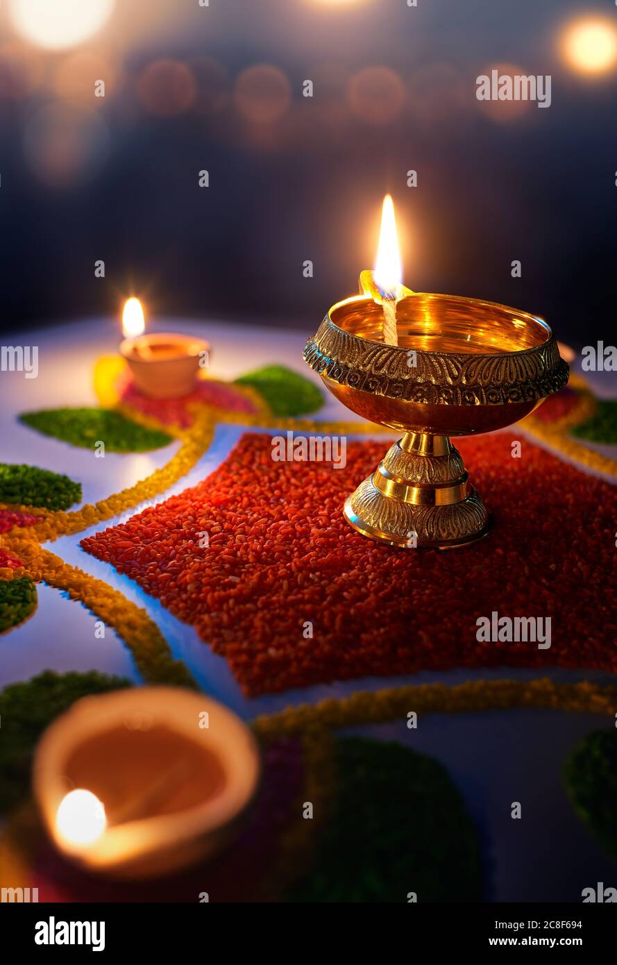 Happy Diwali, lampes Diya allumées sur rangoli coloré sur fond flou bokeh lumière Banque D'Images