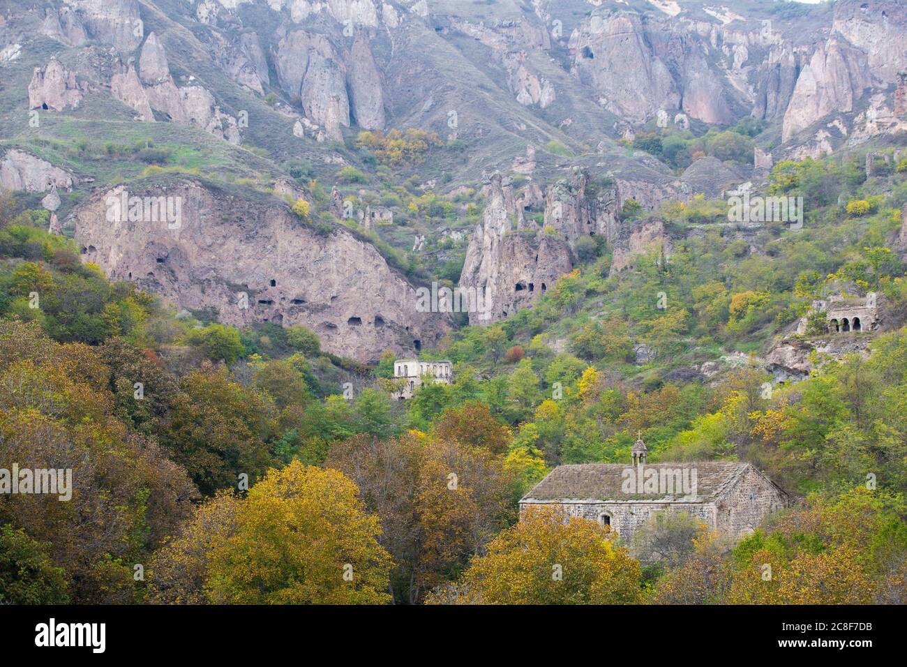 Le village troglodyte de Khndzoresk dans le sud-est de l'Arménie. Il a été habité jusqu'en 1951 et a été développé comme une attraction touristique. Banque D'Images