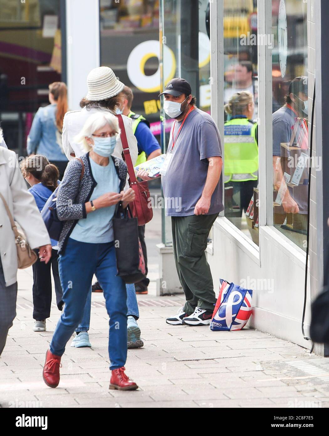 Brighton UK 24 juillet 2020 - UN grand numéro vendeur et les acheteurs portant des masques ou des couvertures à Brighton aujourd'hui après que le gouvernement a introduit de nouvelles réglementations à minuit en Angleterre dans la lutte contre la pandémie du coronavirus COVID-19 : Credit Simon Dack / Alay Live News Banque D'Images