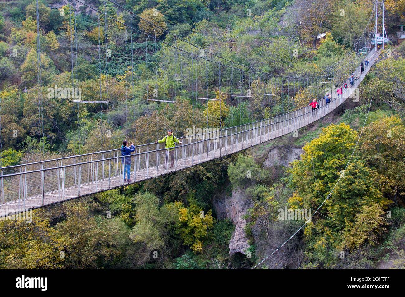 Le village troglodyte de Khndzoresk est relié par un pont suspendu de 160 m de long et de 36 m de haut. Le village est dans le sud-est de l'Arménie. Banque D'Images