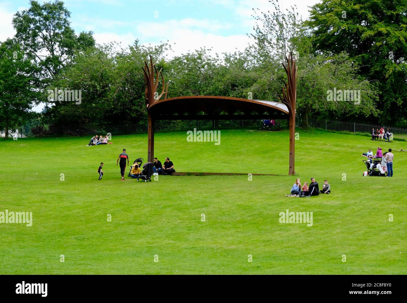 Famille, distanciation sociale, isolement social, parc, jour de sortie, sécurité, Bowness, Windermere, Lake District, week-end, choisir nick, suivre les règles Banque D'Images