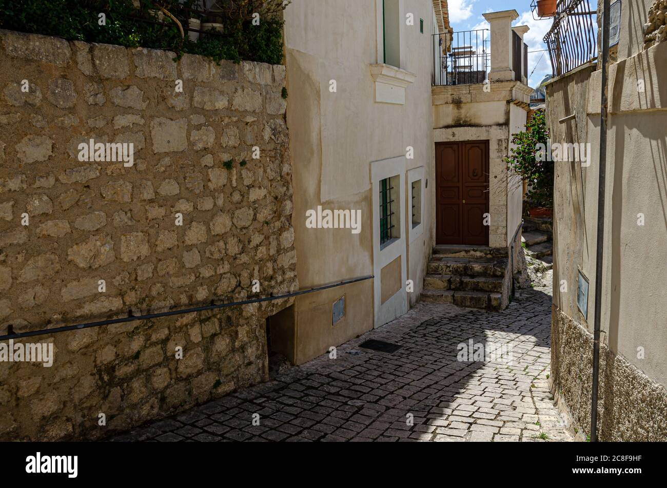 Allée d'une ancienne ville sicilienne avec une splendide route en pierre Banque D'Images
