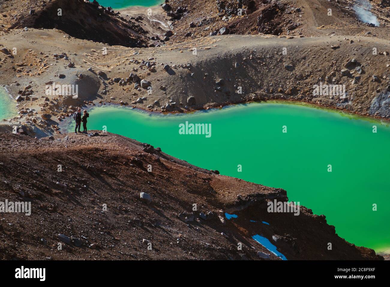 Les touristes posent pour une photo au-dessus des lacs émeraude (Ngā Rotopounamu) sur Tongariro Alpine Crossing, Nouvelle-Zélande Banque D'Images