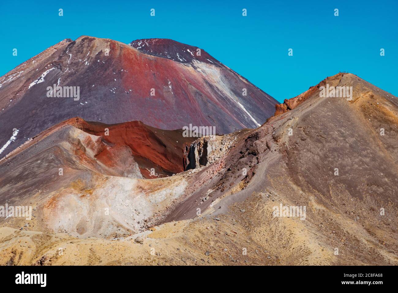 Red Crater et Mt. Ngāuruhoe (derrière), un volcan actif sur le Tongariro Crossing, en Nouvelle-Zélande, qui a doublé sous le nom de Mt. Doom dans le Seigneur des anneaux Banque D'Images