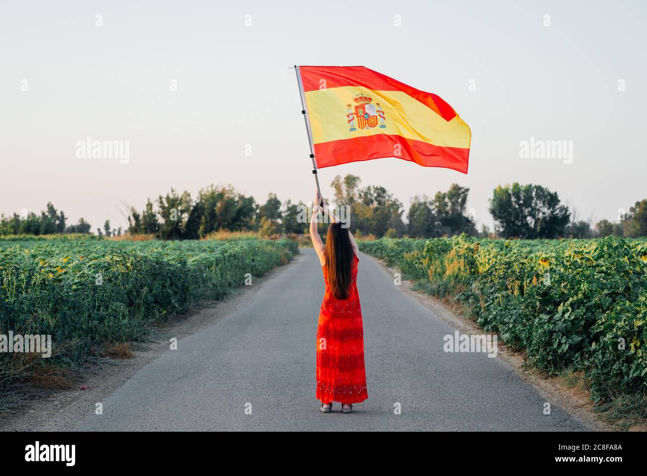 femme avec drapeau espagnol sur une route Banque D'Images