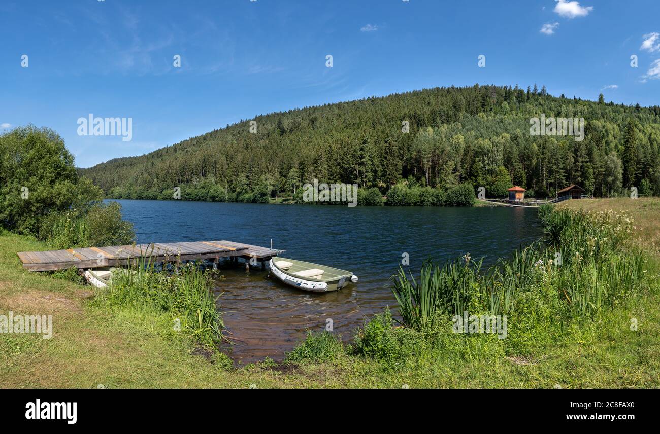 Jetée avec bateau sur le barrage de Nagoldtalsperre dans la Forêt Noire, Allemagne Banque D'Images