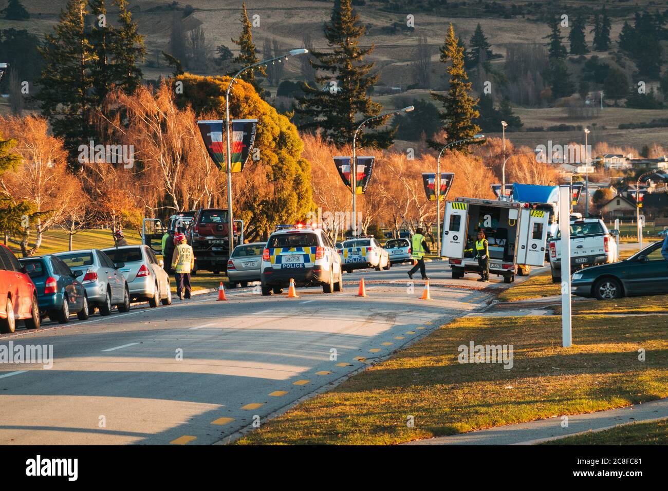 Les services d'urgence assistent aux scènes d'un accident de voiture au milieu du canton de Wanaka, en Nouvelle-Zélande Banque D'Images