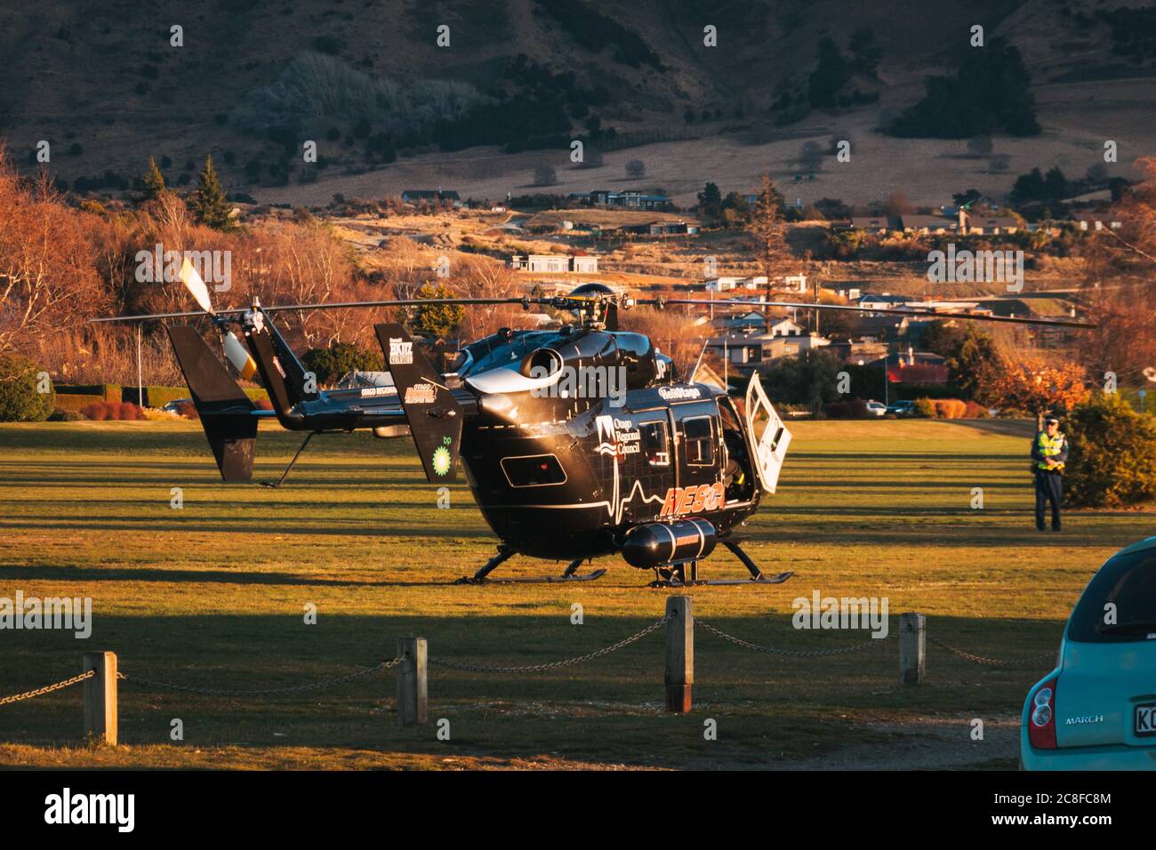 Un hélicoptère de secours se rend sur les lieux d'un accident de voiture dans le canton de Wanaka, en Nouvelle-Zélande Banque D'Images Un hélicoptère de secours se rend sur les lieux d'un accident de voiture dans le canton de Wanaka, en Nouvelle-Zélande Banque D'Images