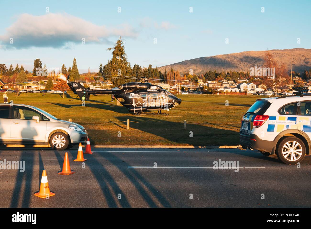 Un hélicoptère de secours se rend sur les lieux d'un accident de voiture dans le canton de Wanaka, en Nouvelle-Zélande Banque D'Images Un hélicoptère de secours se rend sur les lieux d'un accident de voiture dans le canton de Wanaka, en Nouvelle-Zélande Banque D'Images