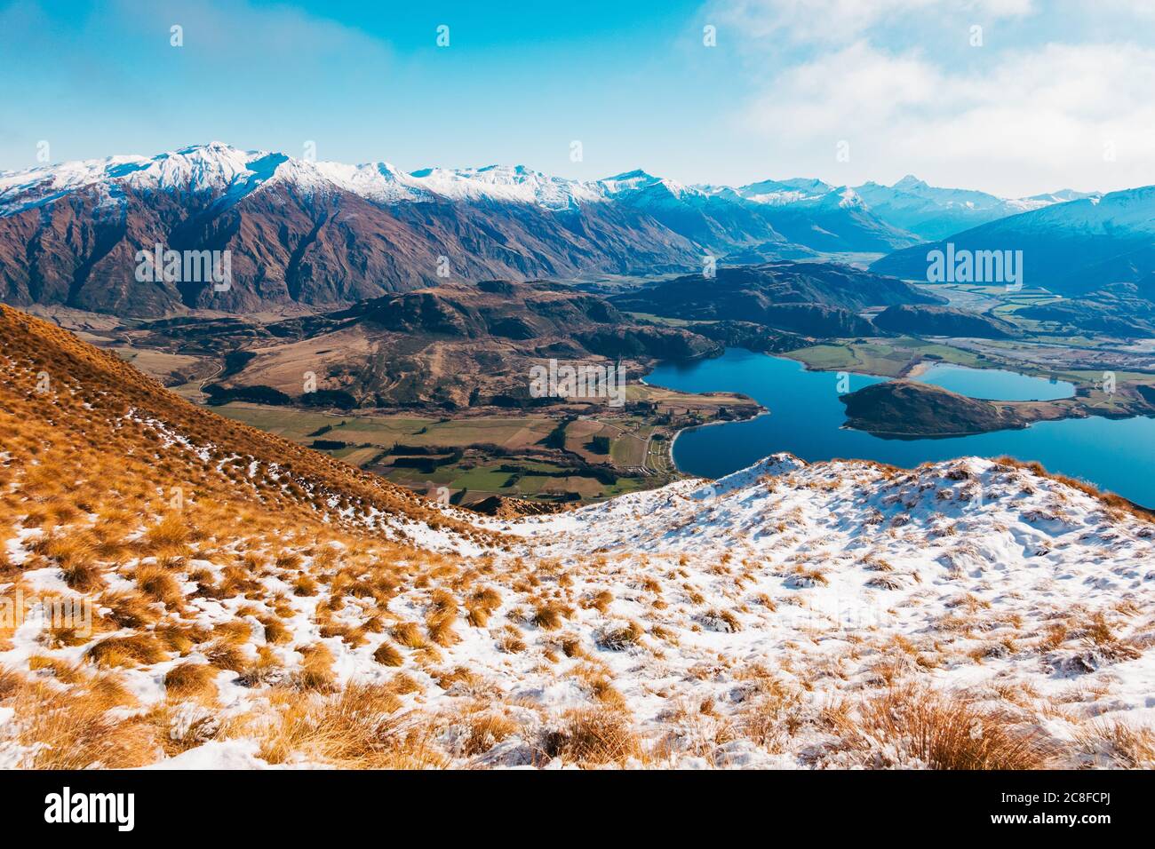 Les montagnes Harris et le lac Wanaka dans les Alpes du Sud de la Nouvelle-Zélande, vus de Roys Peak Track Banque D'Images