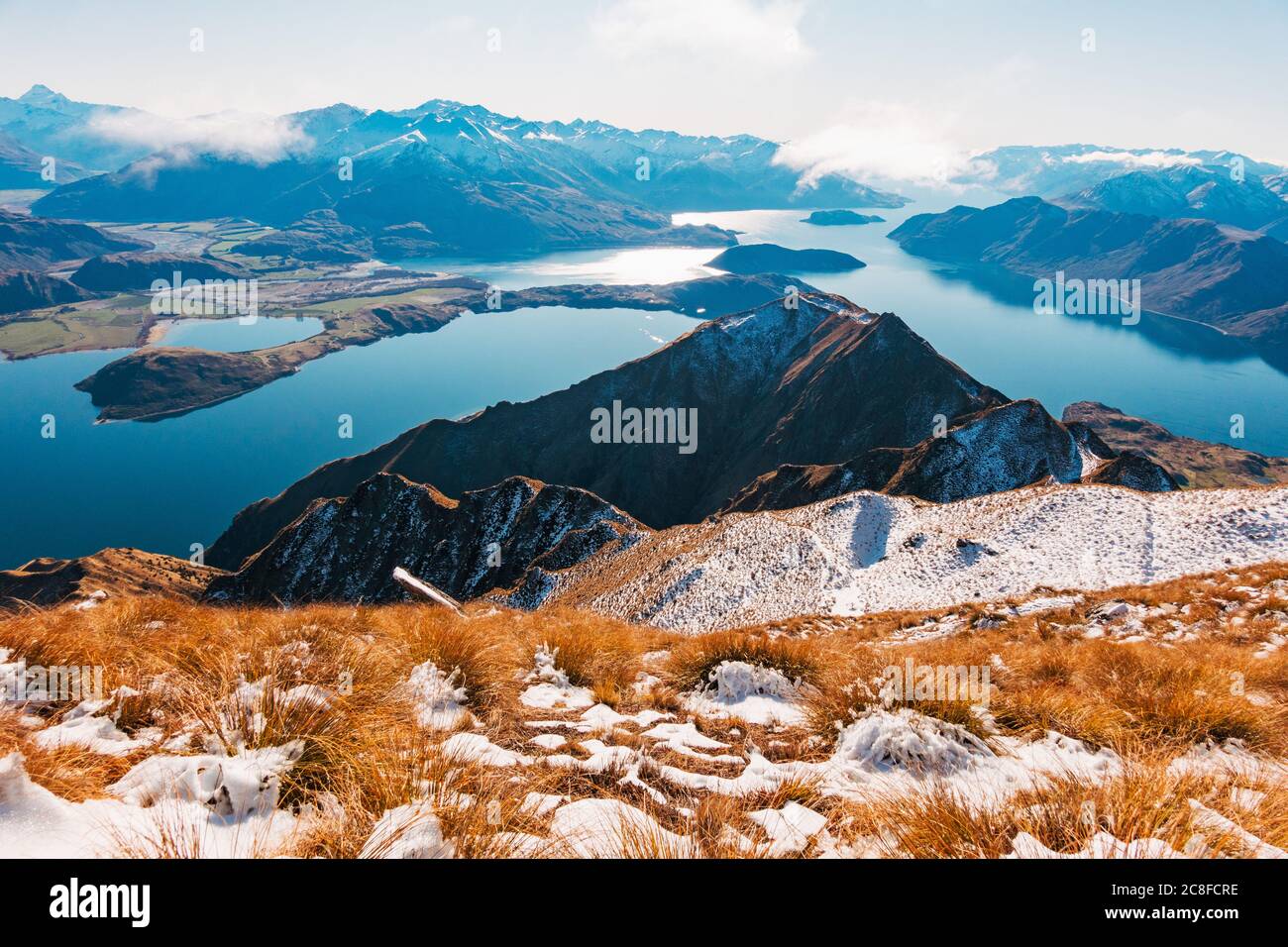 Une vue imprenable sur un lac Wanaka parfaitement immobile depuis le Roys Peak Track, en Nouvelle-Zélande Banque D'Images