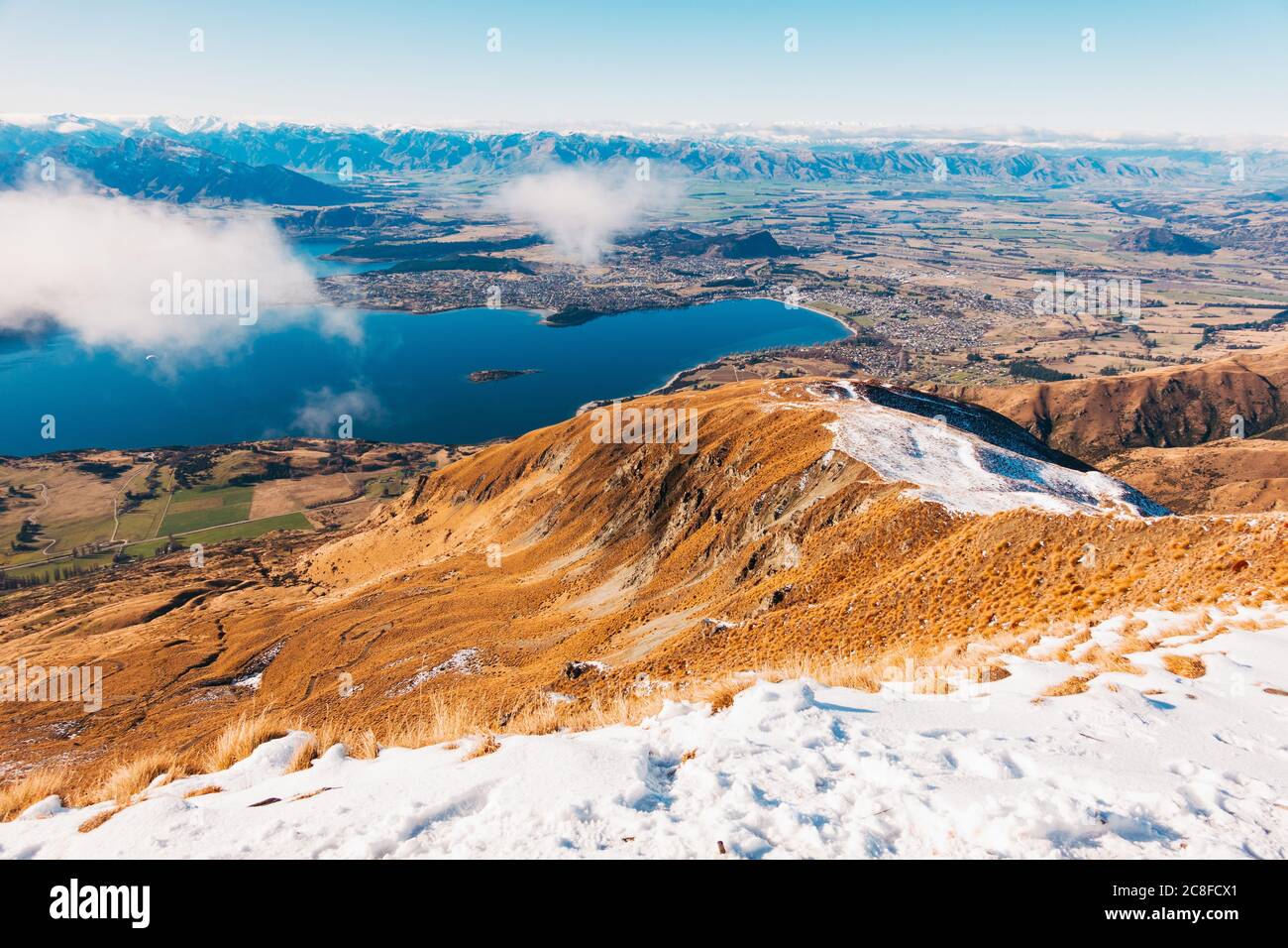 Le canton de Wanaka et le lac Wanaka, vus d'un pic enneigé de Roys, Nouvelle-Zélande Banque D'Images