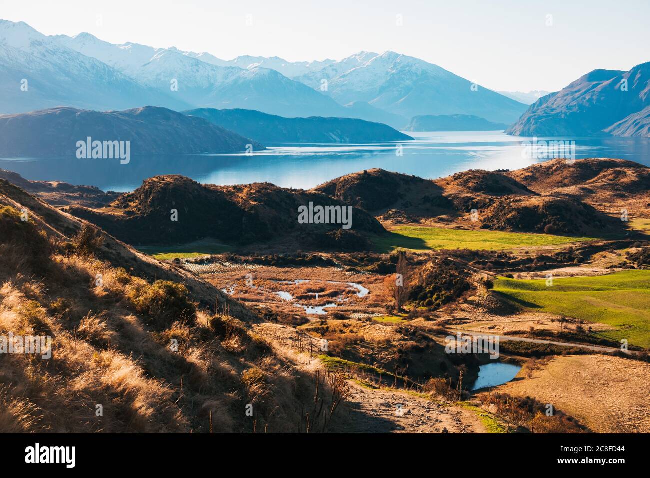 Les montagnes se reflètent à la surface d'un lac Wanaka incroyablement immobile, lors d'une journée calme et claire dans l'île du Sud de la Nouvelle-Zélande Banque D'Images