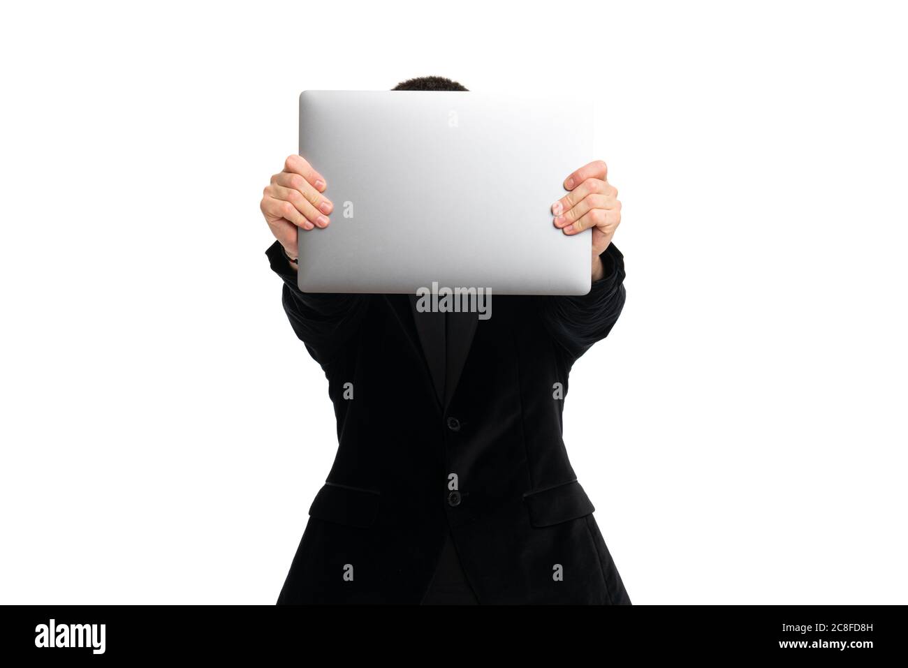 Le jeune homme cache son visage behinde ordinateur portable, isolé sur blanc Banque D'Images