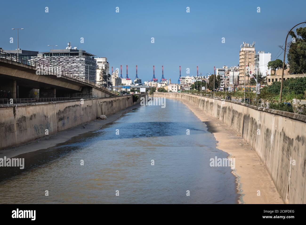 Rivière Beyrouth vue depuis le pont Jisr El Watti entre Beyrouth et la banlieue de Sin el fil Liban Banque D'Images
