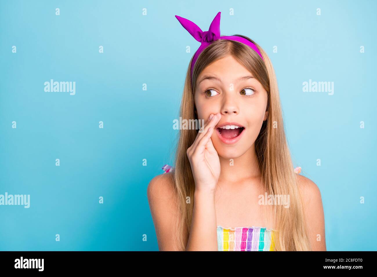 Portrait De Mignon Joli Enfant Fille Bouche A Main Partager Confidentiel Nouveaute Look Copyspace Style De Port Elegant Tendance Robe Jupe Isolee Sur La Couleur Bleue Photo Stock Alamy