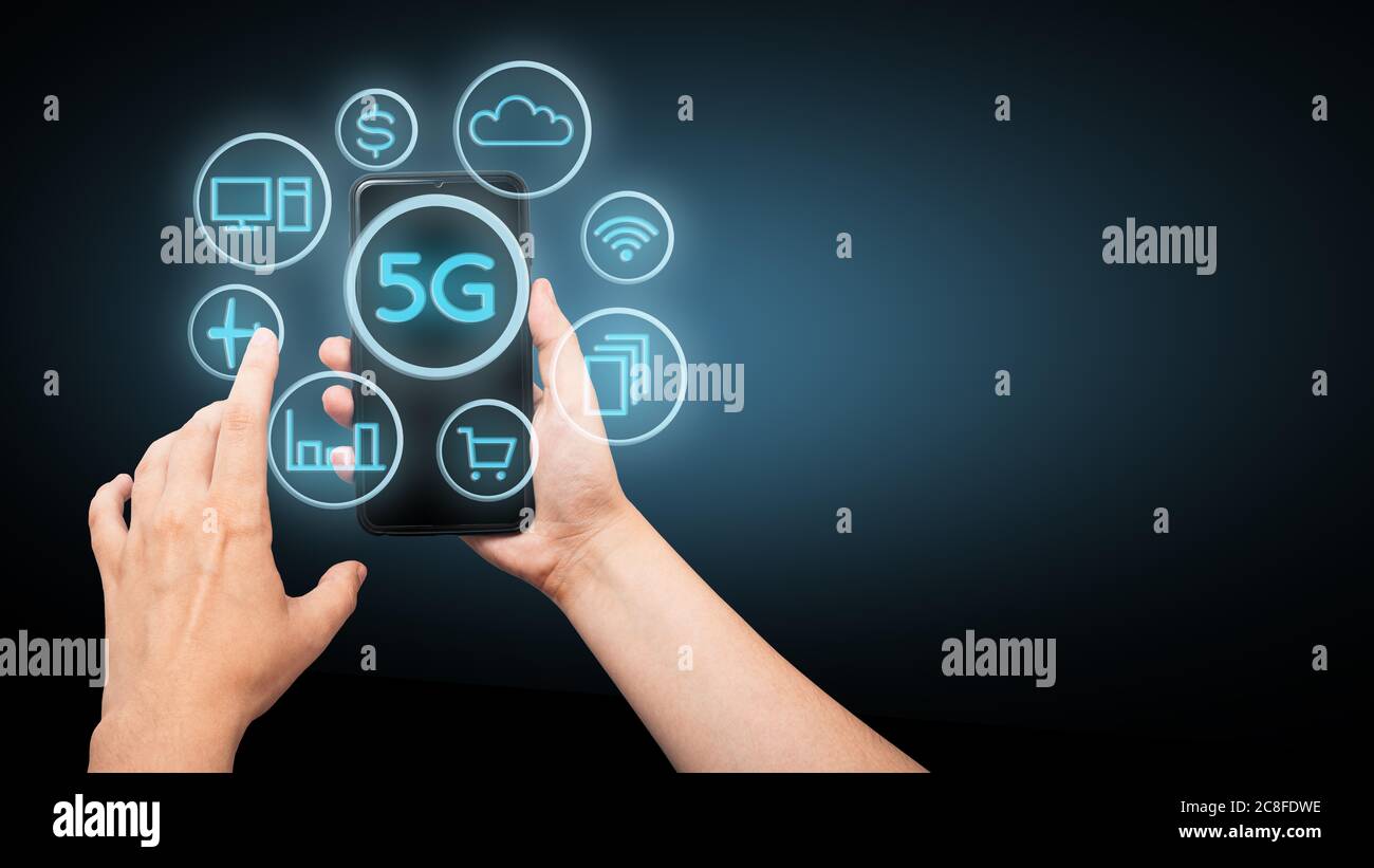 5G Internet est la nouvelle technologie de l'avenir, reliant la communication à de nombreuses applications. Shopping sur Internet, voyages, argent. Les mains tiennent le Banque D'Images