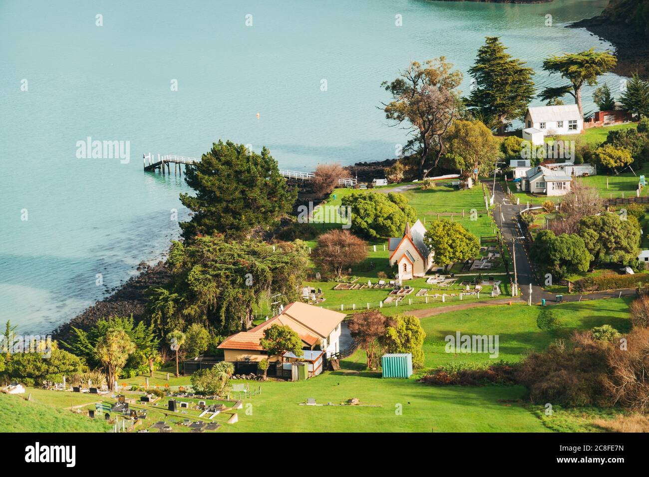 Une petite église et un cimetière dans la baie de Rapaki, péninsule de Banks, Nouvelle-Zélande Banque D'Images