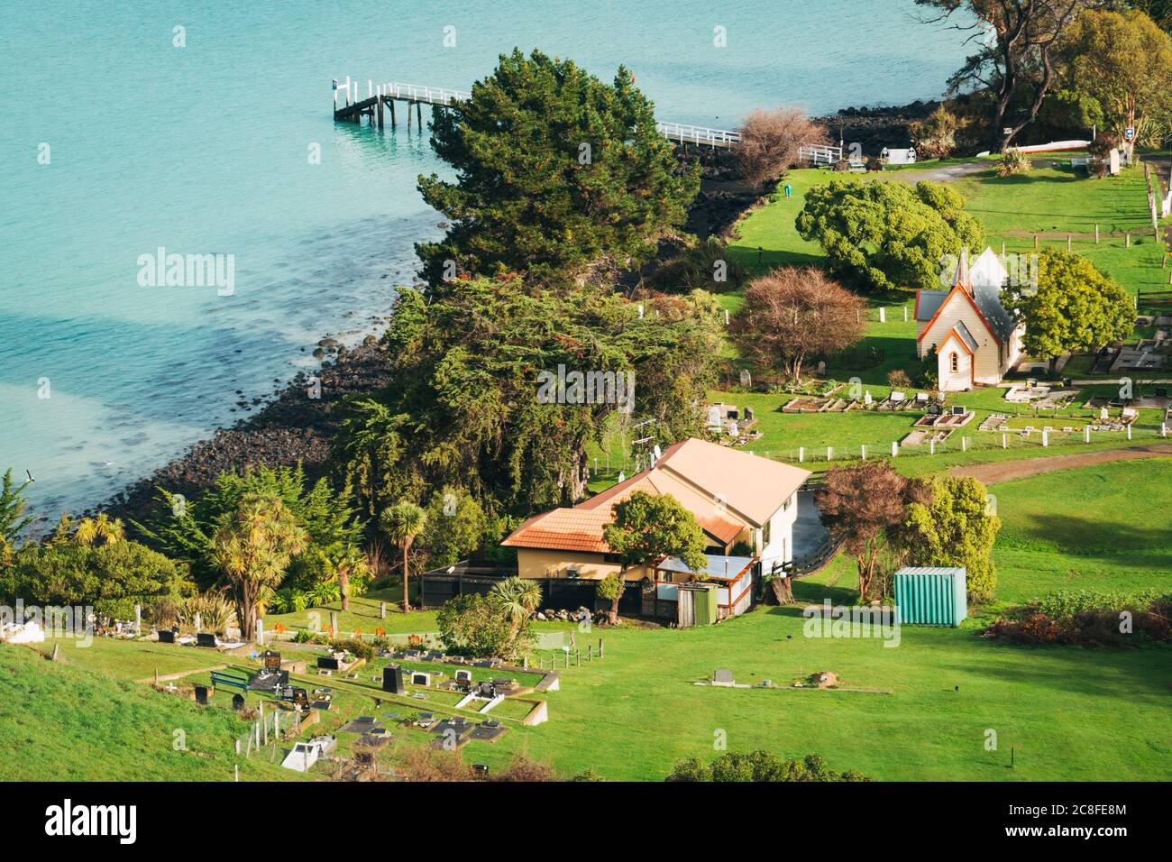 Une petite église et un cimetière dans la baie de Rapaki, péninsule de Banks, Nouvelle-Zélande Banque D'Images