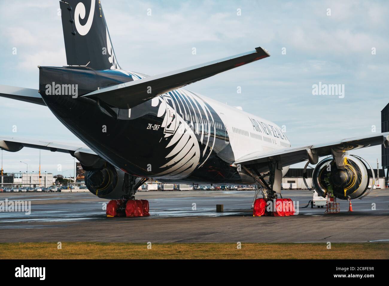 Un Boeing 777 entreposé avec des couvercles de roues et de moteurs à l'aéroport de Christchurch pendant la pandémie du coronavirus Banque D'Images