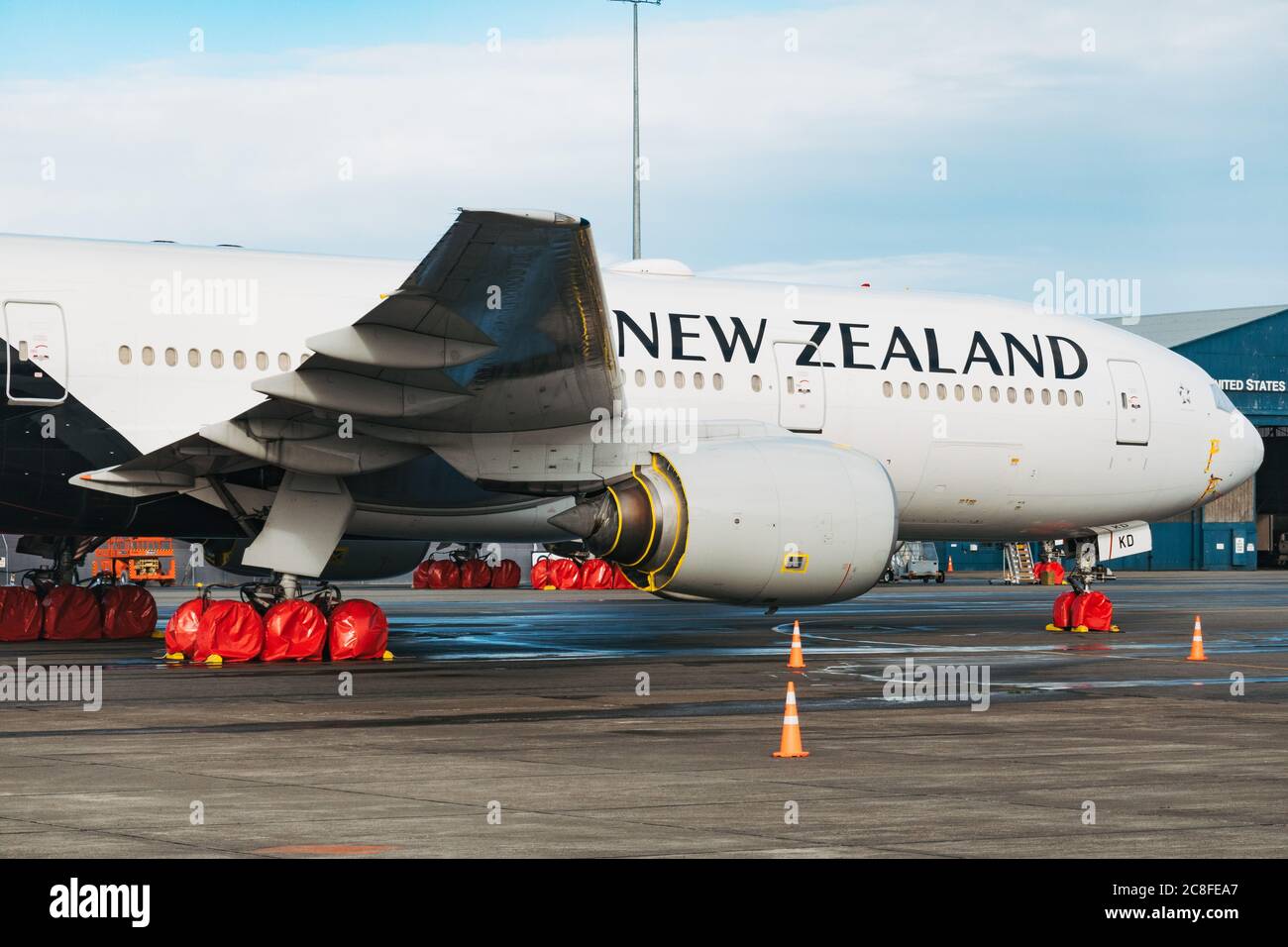 Un Boeing 777 entreposé avec des couvercles de roues et de moteurs à l'aéroport de Christchurch pendant la pandémie du coronavirus Banque D'Images