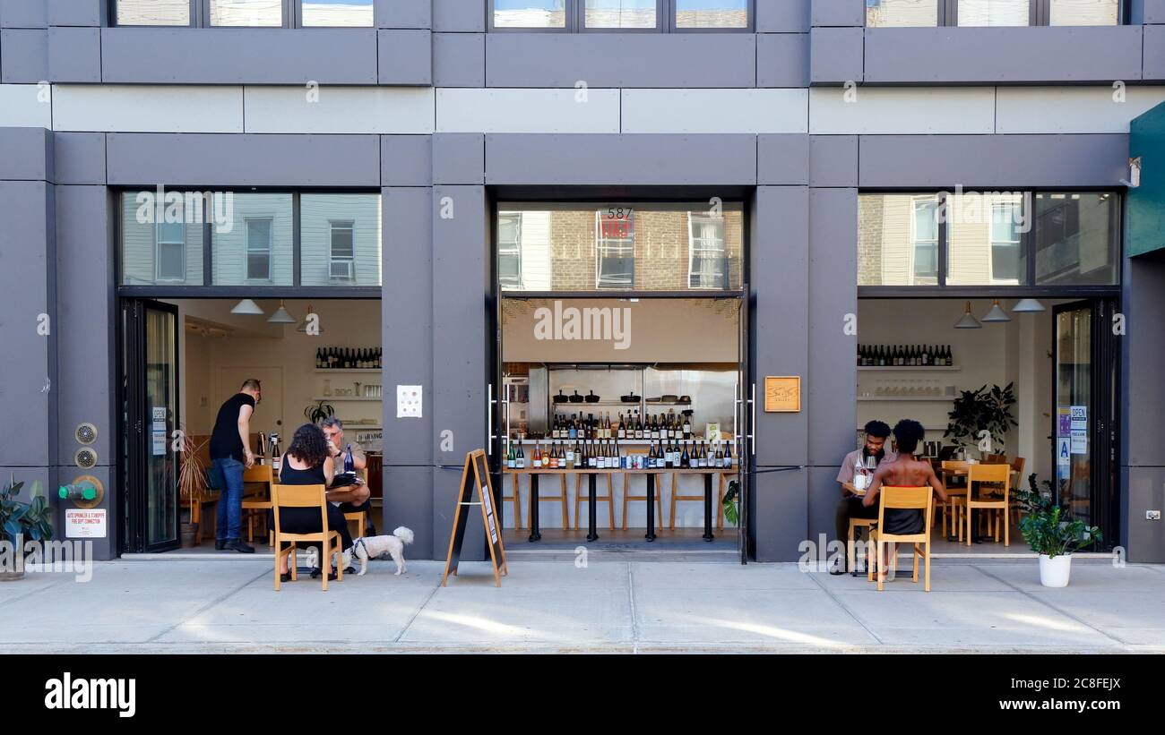 Coast and Valley, 587 Manhattan Ave, Brooklyn, NY. Façade extérieure d'un bar à vins et restaurant de Californie dans le quartier de Greenpoint. Banque D'Images