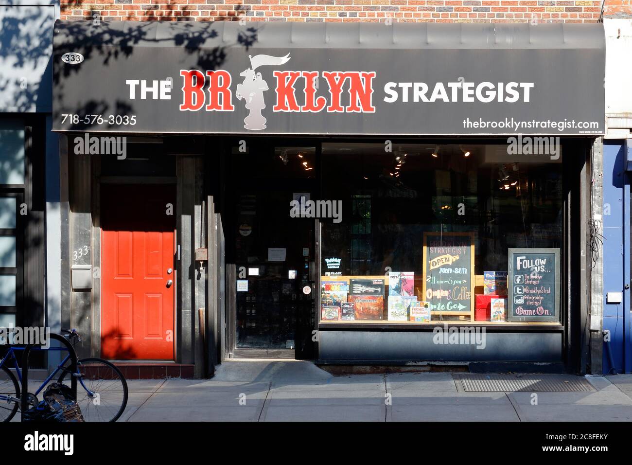 The Brooklyn Strategist, 333 court St, Brooklyn, NY. Façade extérieure d'un café de jeux de société dans le quartier de Carroll Gardens. Banque D'Images