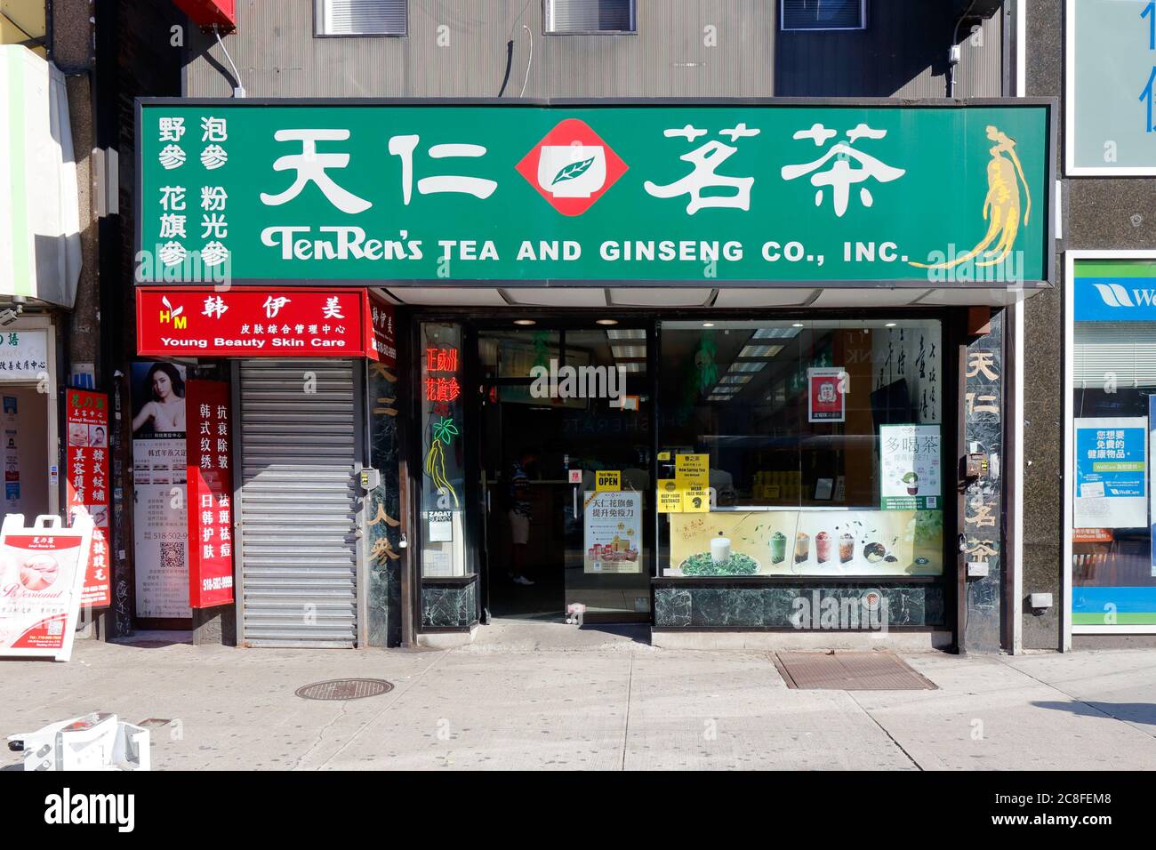 Ten Ren Tea & Ginseng Co Inc., 135-18 Roosevelt Ave, Queens, New York. Photo d'un magasin de thé en feuilles volantes dans le centre-ville de Flushing. Banque D'Images