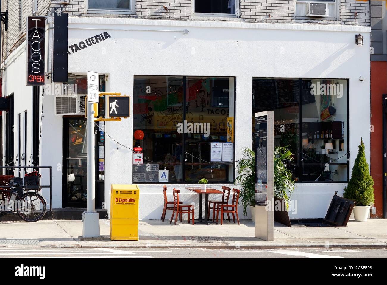 La Taqueria, 572 Grand St, Brooklyn, NY. Façade extérieure d'un restaurant mexicain, taqueria dans le quartier de Williamsburg. Banque D'Images