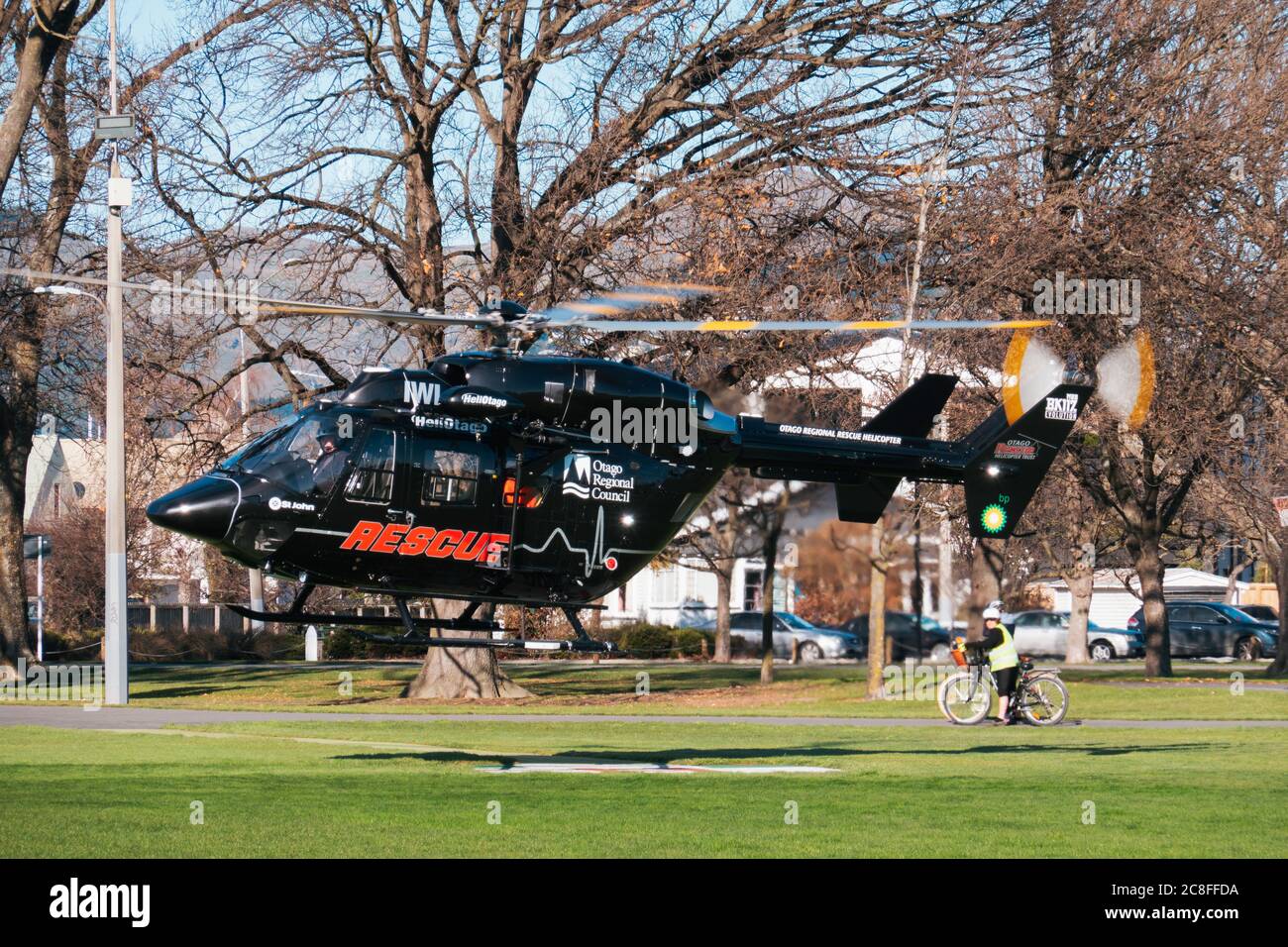 Un hélicoptère de sauvetage régional d'Otago MBB BK117 noir se lève après avoir transporté un patient transféré à l'hôpital à Christchurch, en Nouvelle-Zélande Banque D'Images