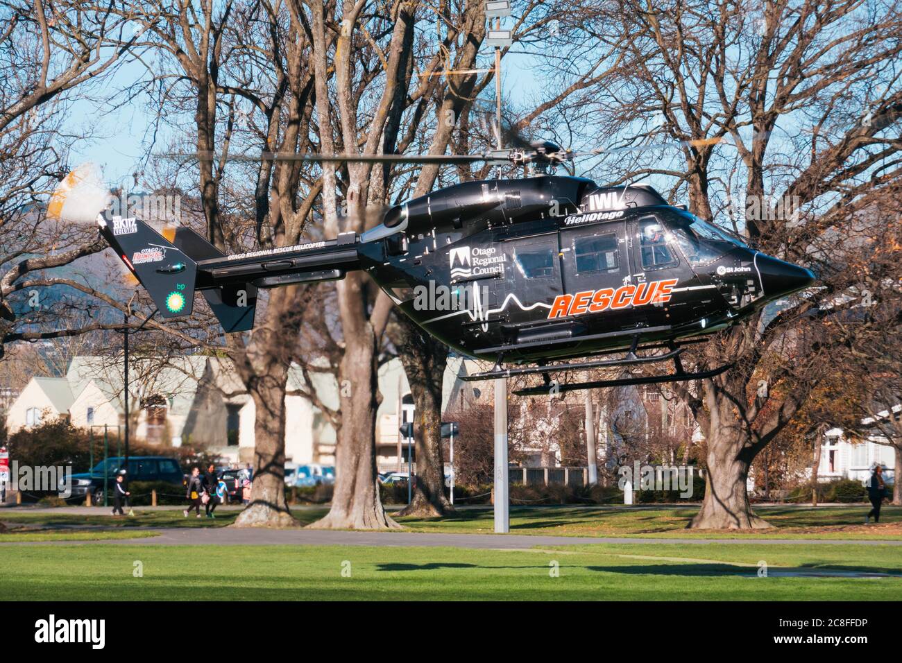 Un hélicoptère de sauvetage régional d'Otago MBB BK117 noir se lève après avoir transporté un patient transféré à l'hôpital à Christchurch, en Nouvelle-Zélande Banque D'Images