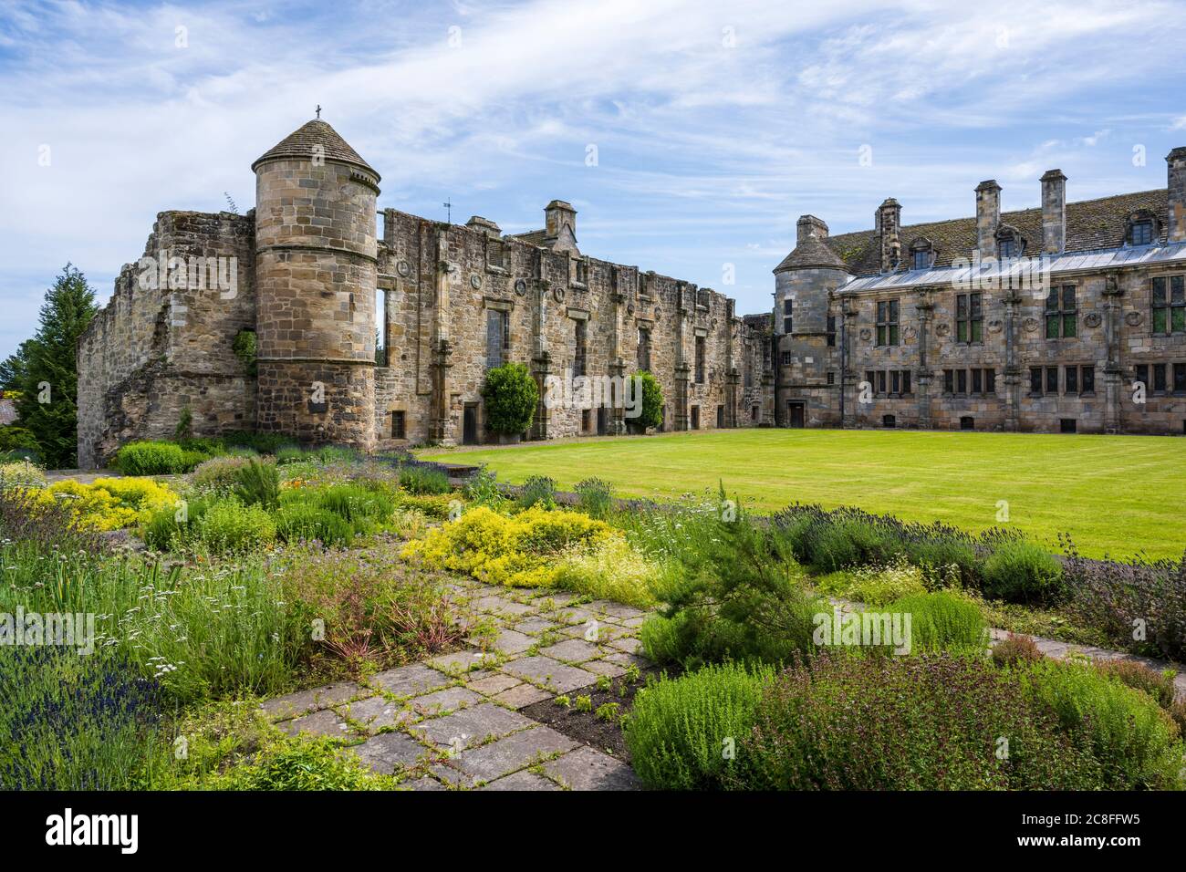 Ruines de East Range avec South Range restauré sur la droite au Falkland Palace dans le village de Falkland à Fife, en Écosse, au Royaume-Uni Banque D'Images