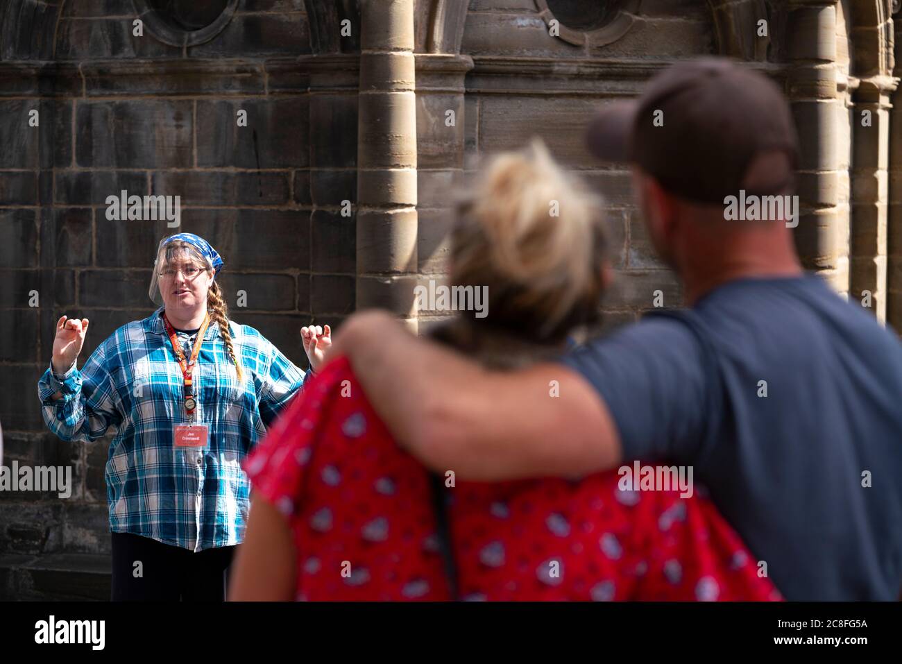 Edimbourg, Ecosse, Royaume-Uni. 24 juillet 2020. Les touristes commencent à revenir à la vieille ville d'Édimbourg. Un guide touristique porte un masque de protection tandis qu'elle guide les touristes le long du Royal Mile dans le cœur historique de la ville. Iain Masterton/Alay Live News Banque D'Images