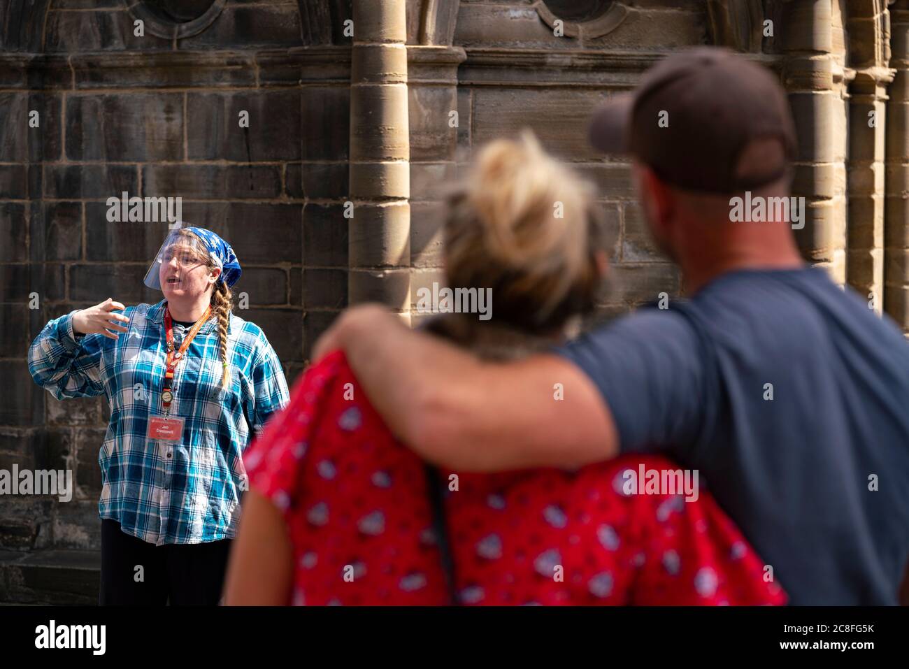 Edimbourg, Ecosse, Royaume-Uni. 24 juillet 2020. Les touristes commencent à revenir à la vieille ville d'Édimbourg. Un guide touristique porte un masque de protection tandis qu'elle guide les touristes le long du Royal Mile dans le cœur historique de la ville. Iain Masterton/Alay Live News Banque D'Images