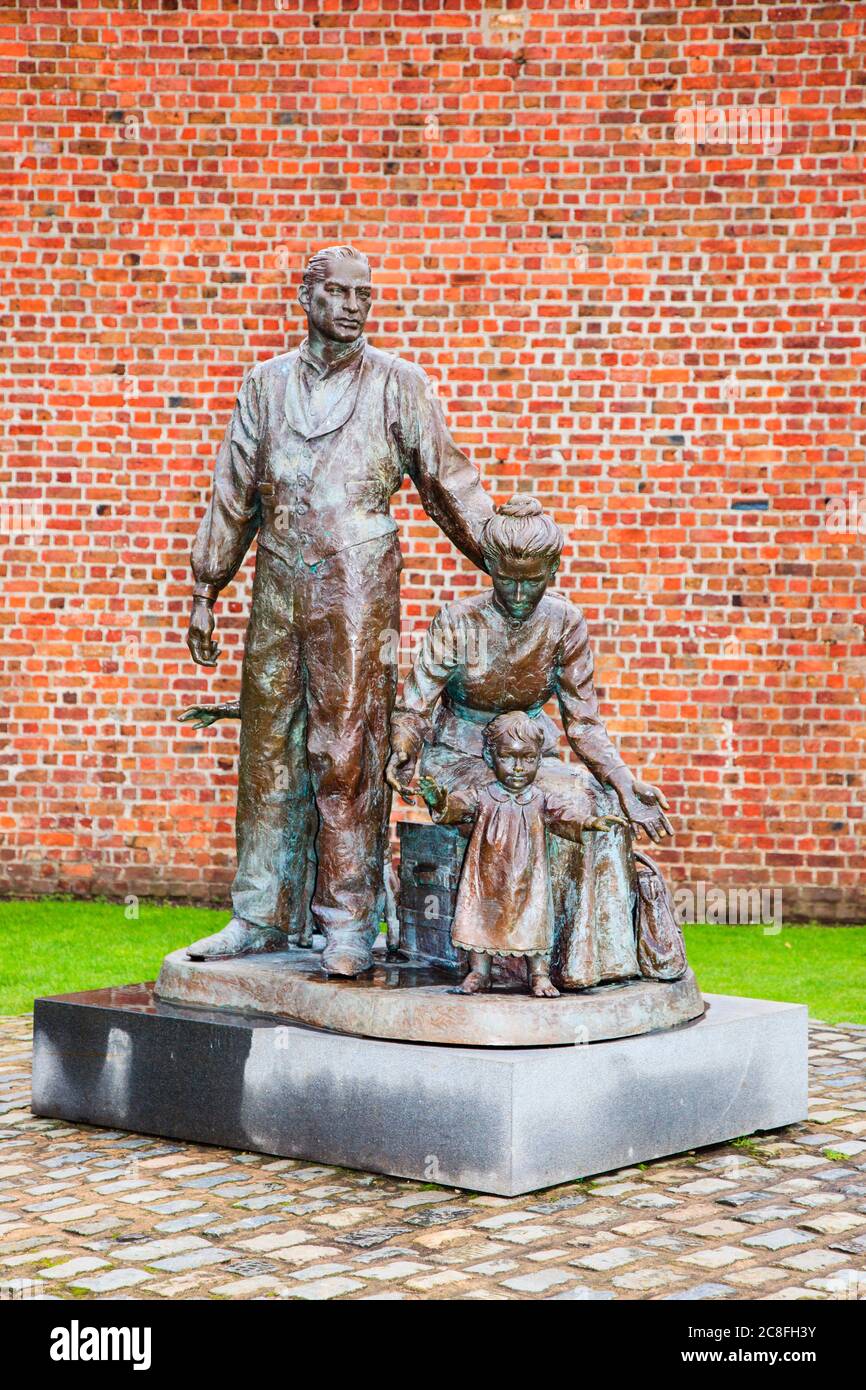 Bronze Legacy Sculpture de Mark de Graffenried mémorial aux migrants vers le Nouveau monde. Albert Docks, Liverpool, Merseyside, Angleterre, Royaume-Uni, Grande-Bretagne Banque D'Images