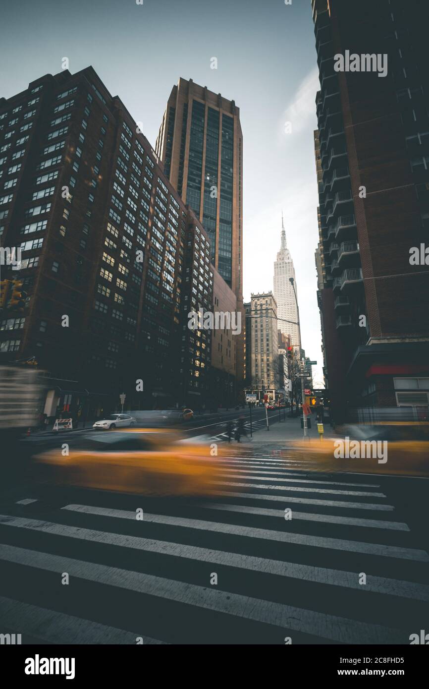 Scène de jour devant l'Empire State Building - New York Banque D'Images