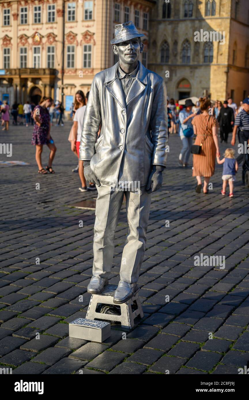 PRAGUE - 20 JUILLET 2019 : statue en argent sur les pavés de la place de la Vieille ville, Prague, République Tchèque Banque D'Images