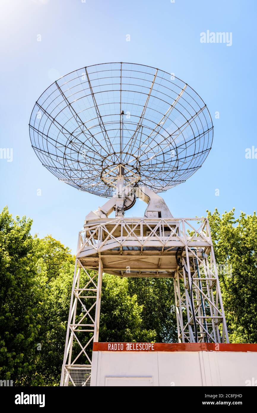 Vue à angle bas du radiotélescope de 10 mètres dans le parc de la Villette à Paris, en France, contre le ciel bleu. Banque D'Images
