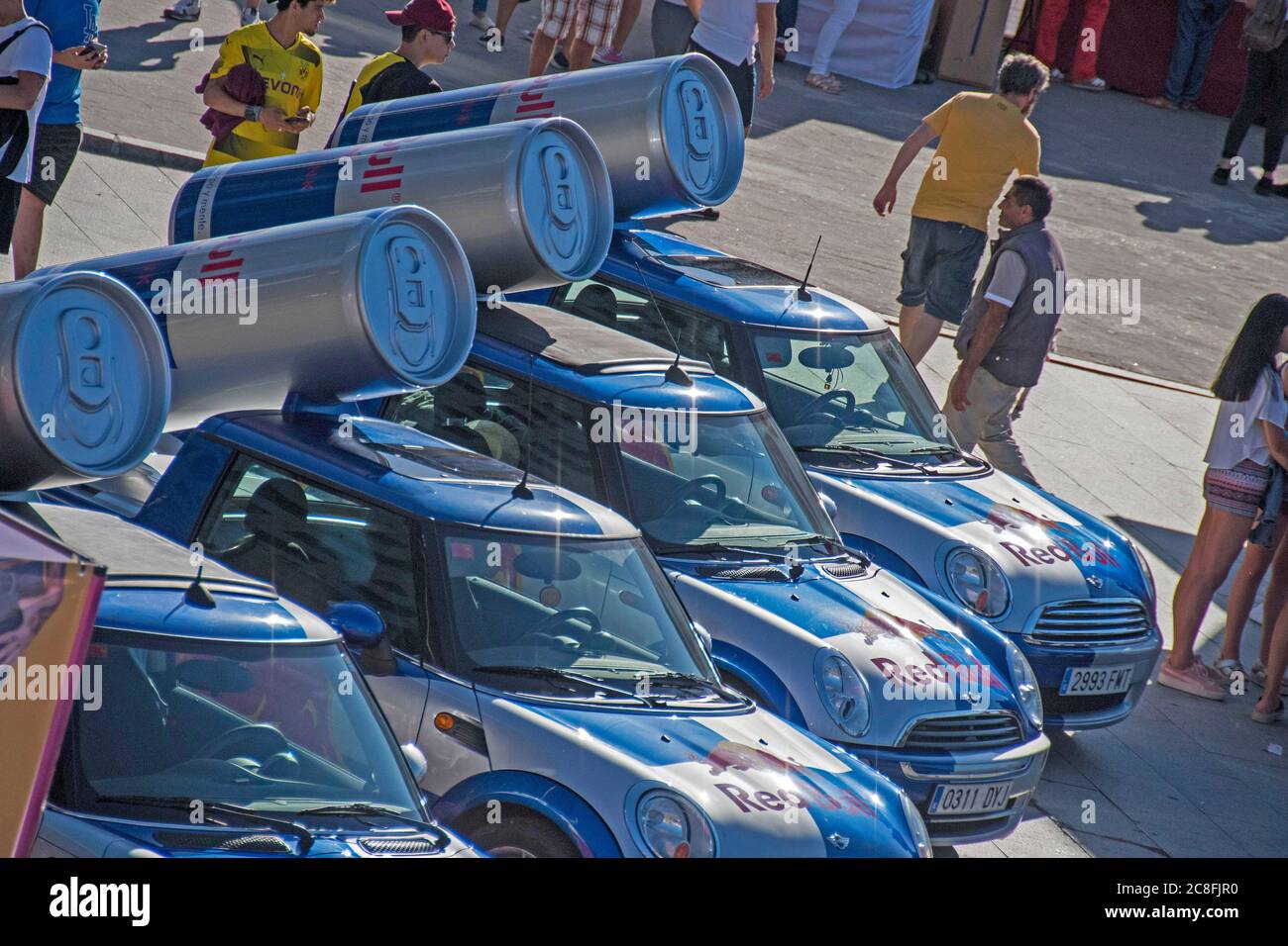 Red Bull Mini Coopers s'est garée à Vigo, dans le nord de l'Espagne pour aider à promouvoir le festival O Marisquino des sports d'action. Banque D'Images