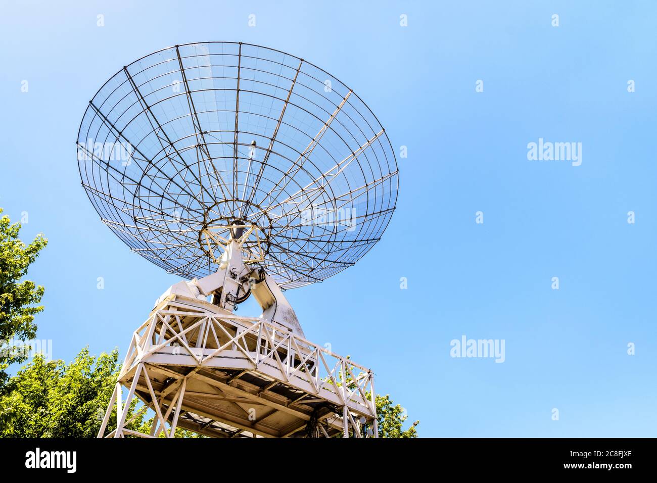 Vue à angle bas du radiotélescope de 10 mètres dans le parc de la Villette à Paris, en France, contre le ciel bleu. Banque D'Images