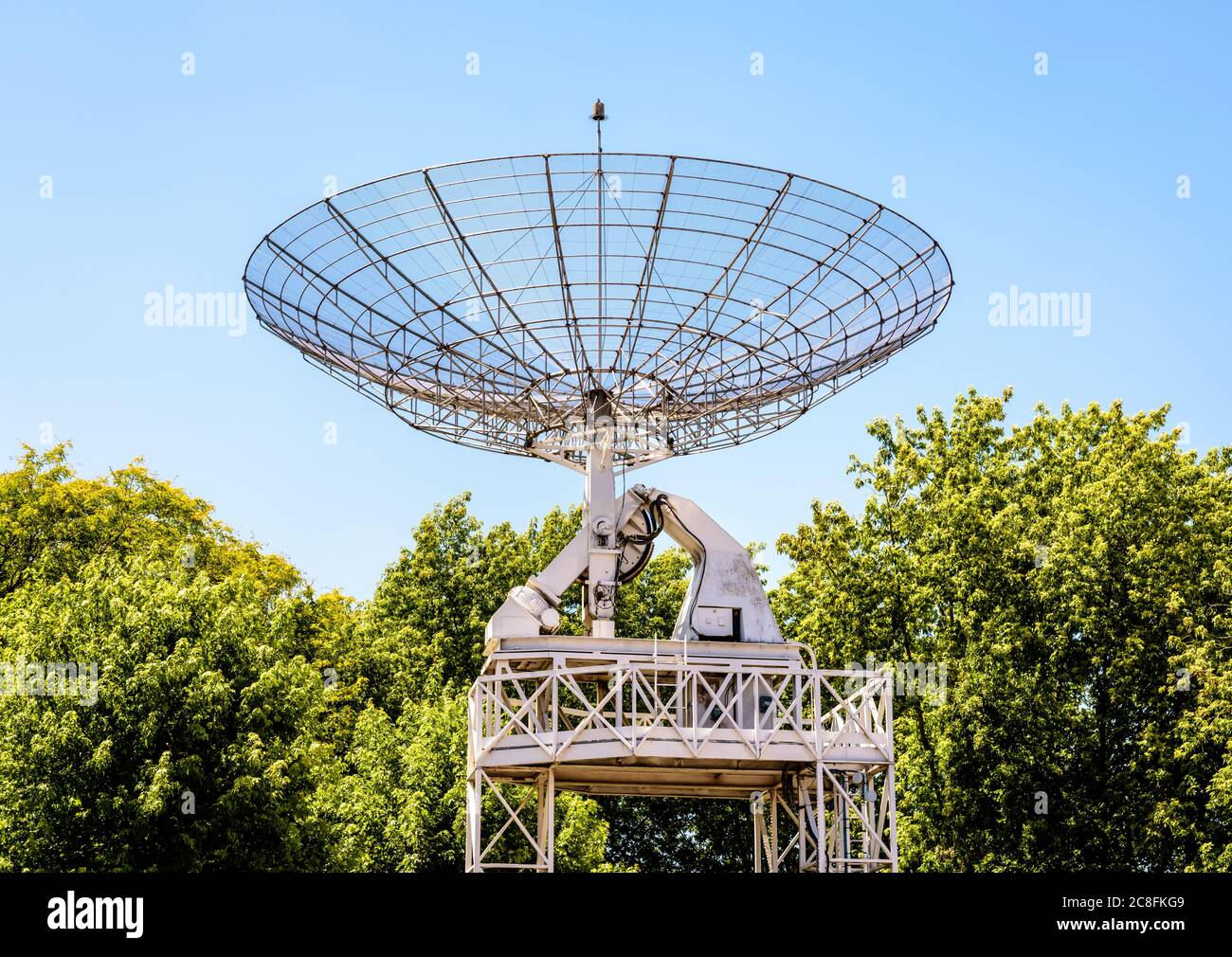 Le radiotélescope de 10 mètres dans le parc de la Villette à Paris, en France, contre le ciel bleu. Banque D'Images