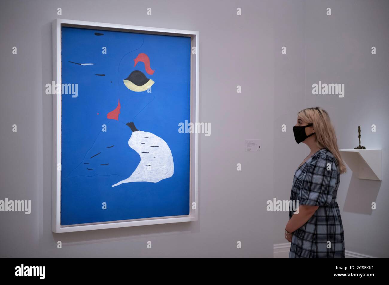 Sotheby’s, Londres, Royaume-Uni. 23 juillet 2020. Aperçu de la vente aux enchères et de l’exposition unique de Sotheby, qui couvre un demi-millénaire d’histoire de l’art de Rembrandt à Richter (offerte lors de la première grande vente en soirée à Londres depuis le confinement du coronavirus, le 28 juillet). Image: Le personnel de Sotheby, Joan Miró, peinture (femme au chapeau rouge), 1927, estime à 20-30 millions de livres. Invisible depuis des décennies, et pour la dernière fois aux enchères en 1966, c'est le premier travail de cette importance à apparaître aux enchères depuis que la peinture (étoile bleue) a établi le record de l'artiste en 2012. Crédit: Malcolm Park Banque D'Images