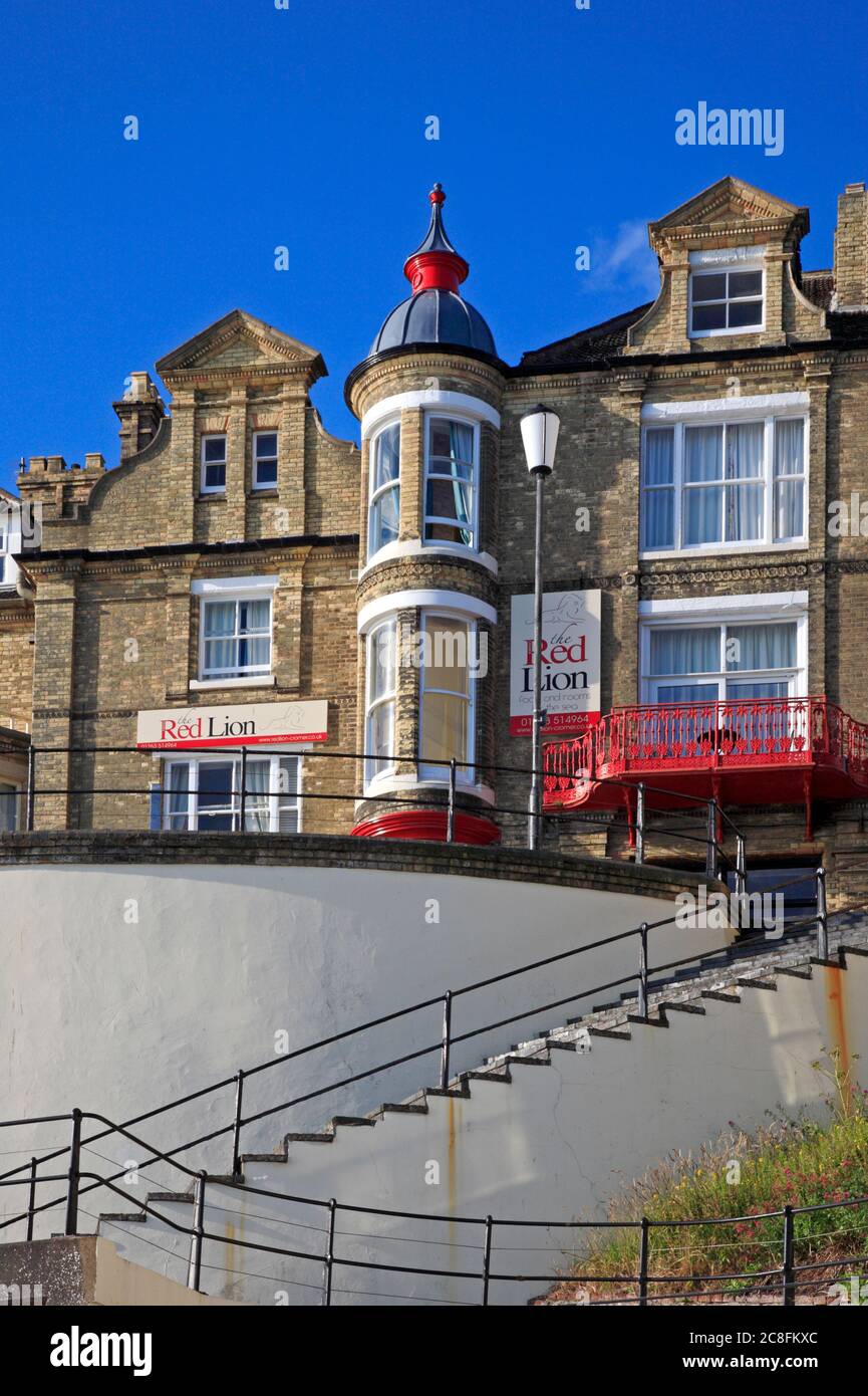 Vue sur l'hôtel Red Lion depuis la promenade de la station balnéaire de North Norfolk à Cromer, Norfolk, Angleterre, Royaume-Uni. Banque D'Images