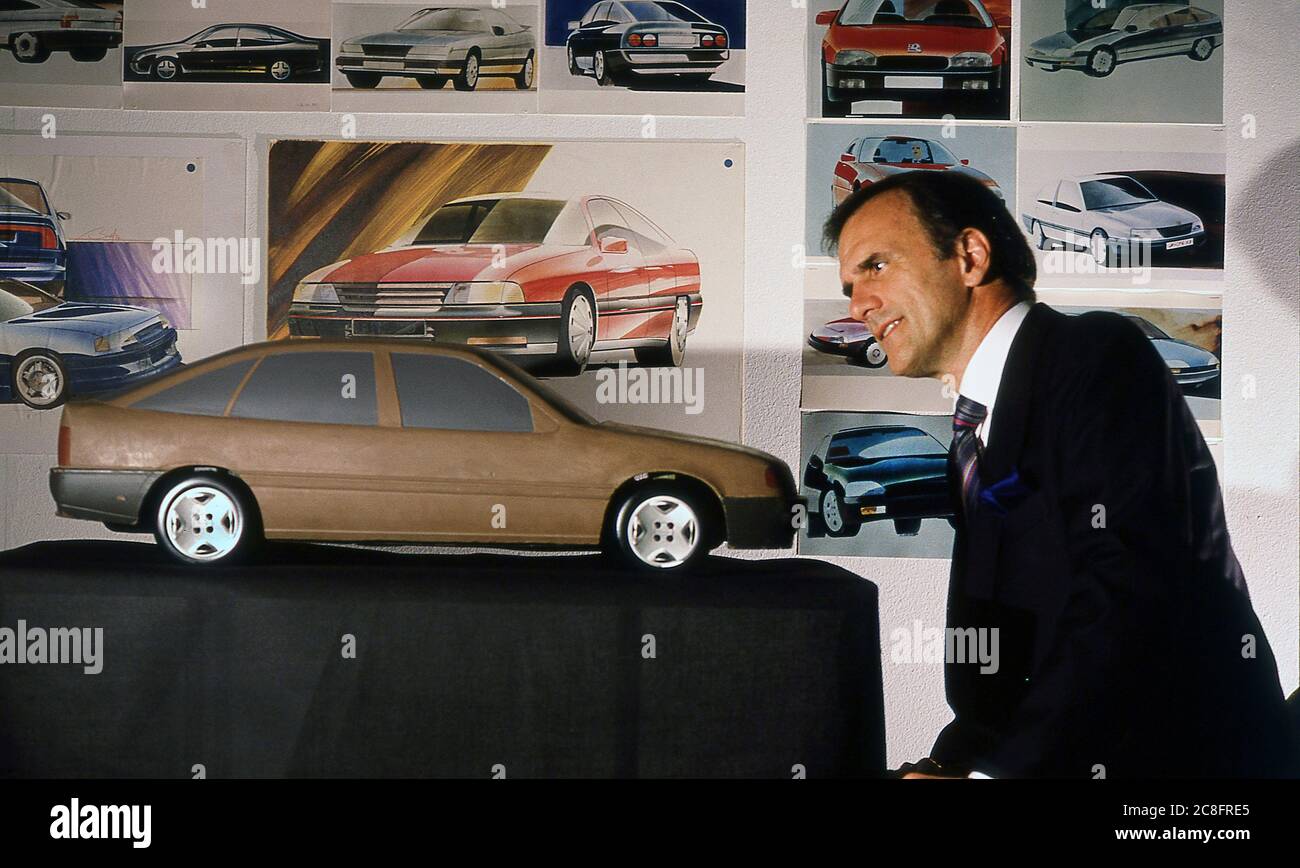 Wayne Cherry Directeur de conception de Vauxhall dans son studio en 1988 Banque D'Images