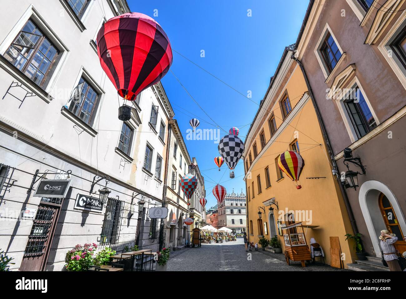 Lublin, Pologne - 10 août 2017 : Mountebanks Carnaval dans la vieille ville de Lublin, Pologne. Belle rue et vieux bâtiments lumineux dans la vieille ville de Lublin Banque D'Images