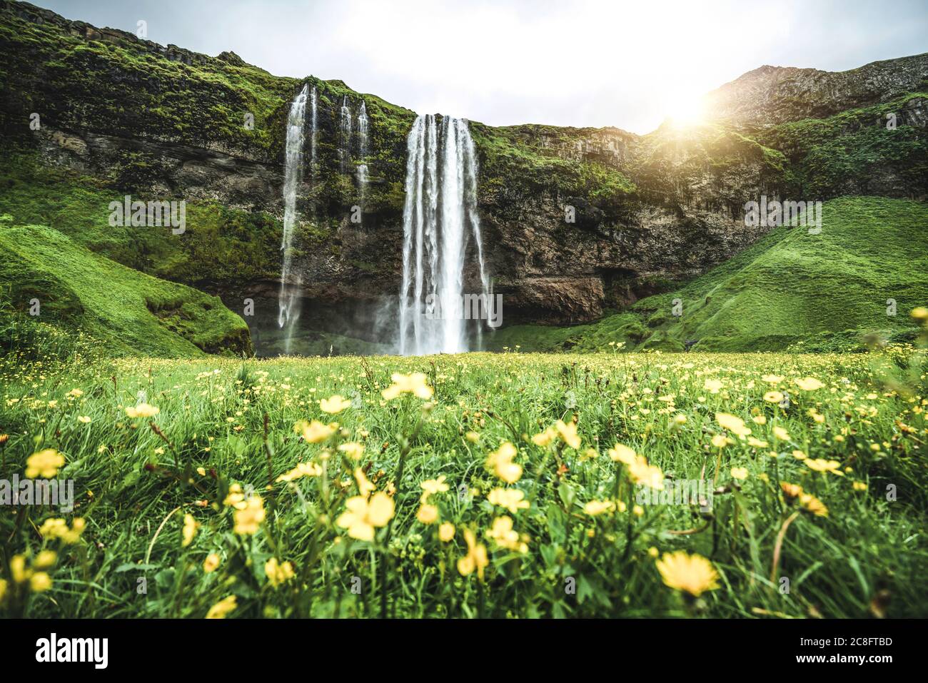 Chute d'eau magique de Seljalandsfoss en Islande. Banque D'Images